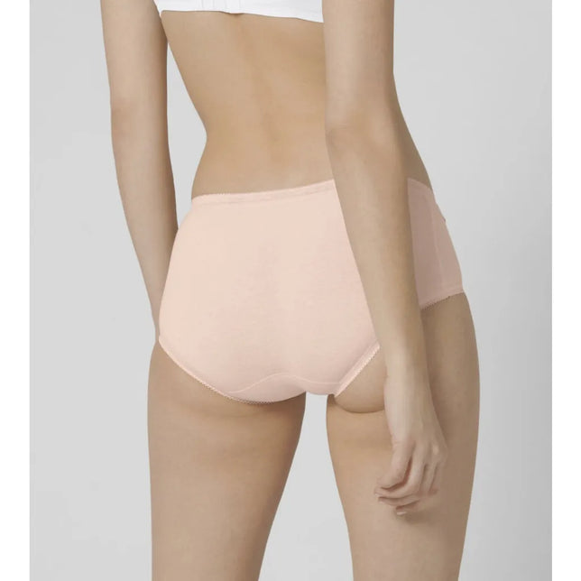 Lichtroze dames slip sloggi Basic+ Midi, van achteren gedragen, met hoge taille en subtiel afgewerkte elastische boorden. - Jambelles