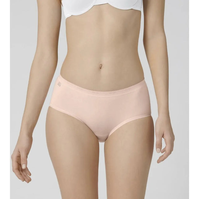 Lichtroze sloggi Basic+ midi damesslip met gladde voorkant, fijne boorden en klein logo op de heup. - Jambelles