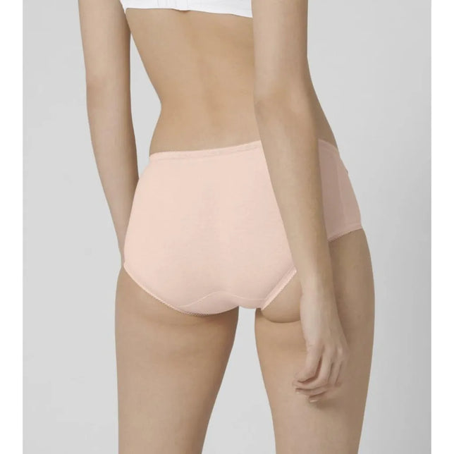 Achteraanzicht van model in lichtroze sloggi Basic+ Midi damesslip met hoge taille en fijne sierrand - Jambelles