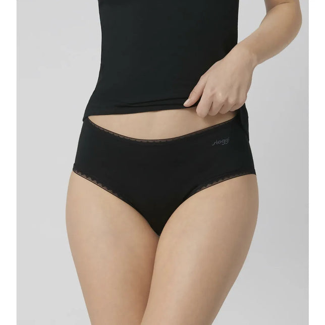 Zwarte dames slip sloggi GO Midi C2P op model, met fijne kanten biezen en subtiel sloggi-logo. - Jambelles