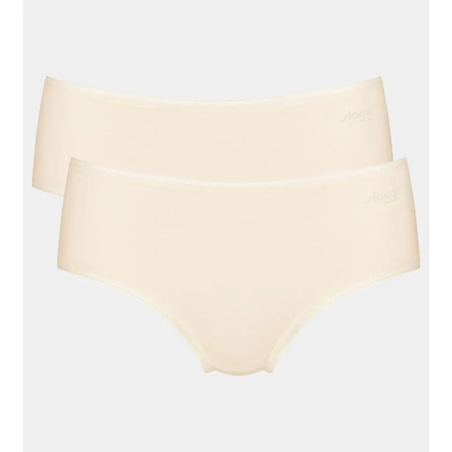 Twee crèmekleurige sloggi GO Midi C2P dames slips met gladde afwerking, brede tailleband en subtiel logo. - Jambelles