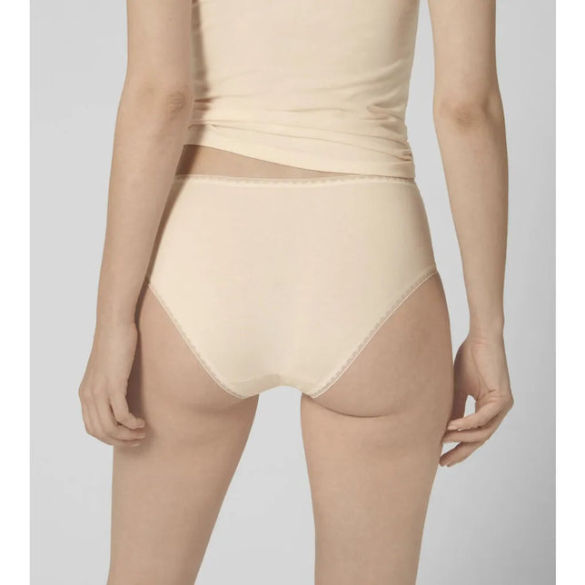 Beige sloggi GO Midi damesslip, achteraanzicht met hoge taille en subtiel geschulpte boorden. - Jambelles