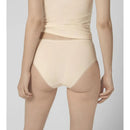 Achteraanzicht van dames slip sloggi GO Midi C2P 10207340 in beige, met hoge taille en fijne sierboord. - Jambelles