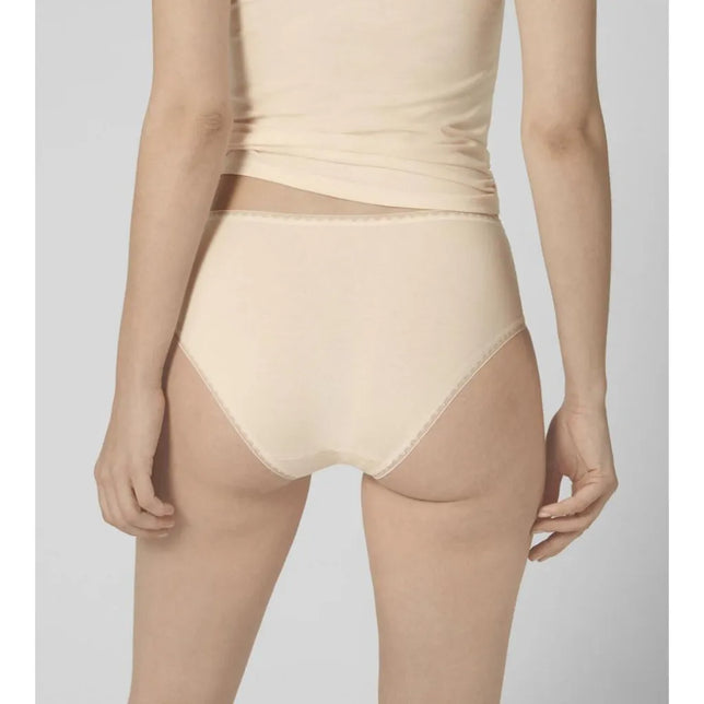 Achteraanzicht van model in beige sloggi GO Midi damesslip met hoge taille en subtiel geschulpte randen. - Jambelles