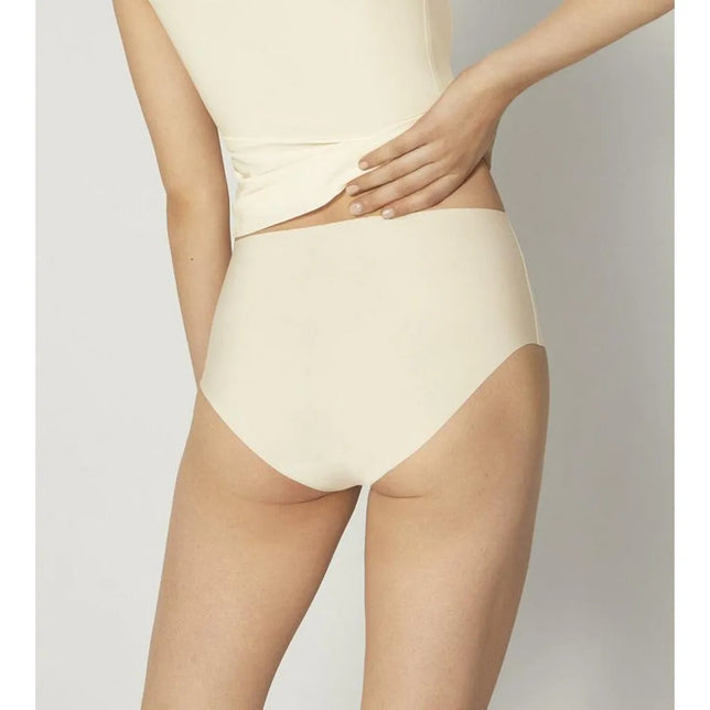 Crèmekleurige sloggi ZERO Feel Maxi EX damesslip met hoge taille en glad, naadloos ontwerp, achteraan gezien. - Jambelles