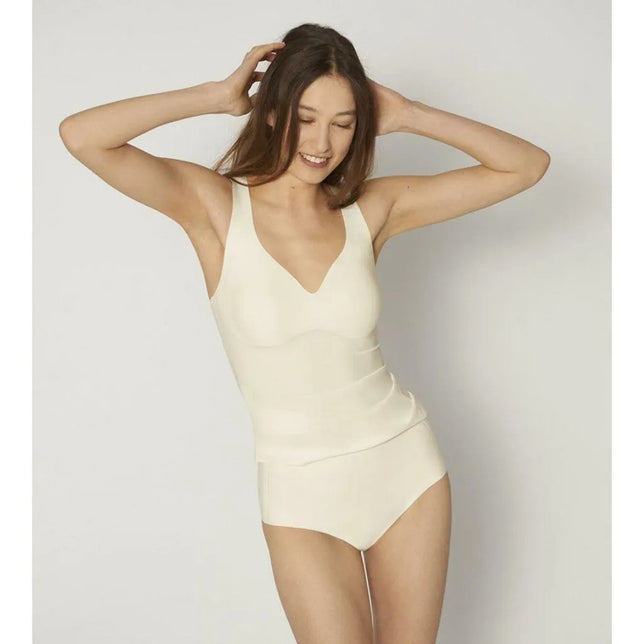 Model draagt een crèmekleurige sloggi ZERO Feel Maxi damesslip met hoge taille en glad, naadloos design. - Jambelles