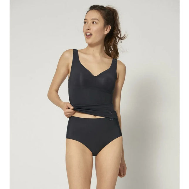 Model draagt zwarte sloggi ZERO Feel Maxi EX damesslip met hoge taille en glad, naadloos ontwerp. - Jambelles