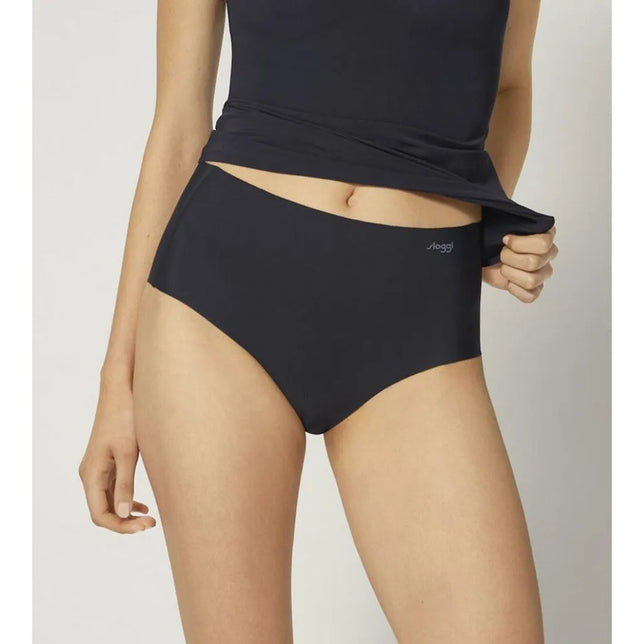 Dames slip sloggi ZERO Feel Maxi EX in zwart, naadloos model met hoge taille en klein sloggi-logo aan de voorkant. - Jambelles