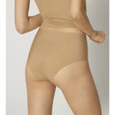 Taupekleurige dames slip sloggi ZERO Feel Maxi EX met hoge taille, naadloze afwerking en aangehecht label. - Jambelles