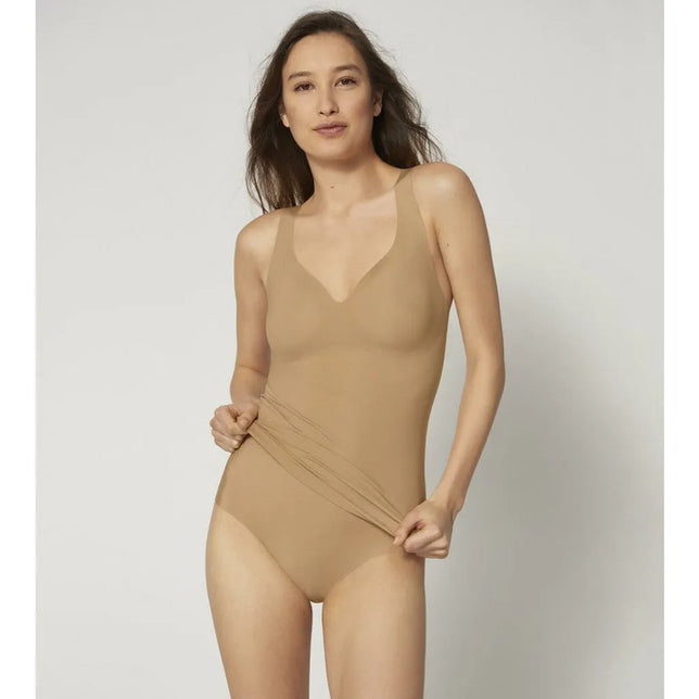 Model in huidkleurige sloggi ZERO Feel Maxi EX damesslip met hoge taille, naadloos design en bijpassende top. - Jambelles