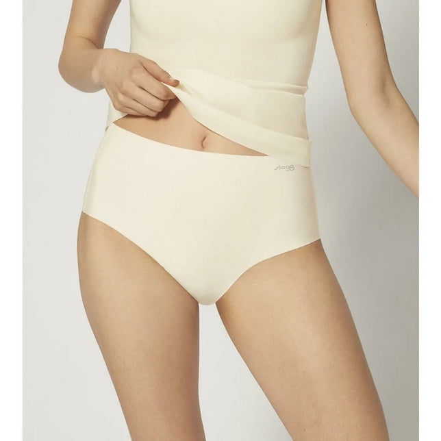 Crèmekleurige dames slip sloggi ZERO Feel Maxi EX met hoge taille, naadloos ontwerp en klein logo voorop. - Jambelles