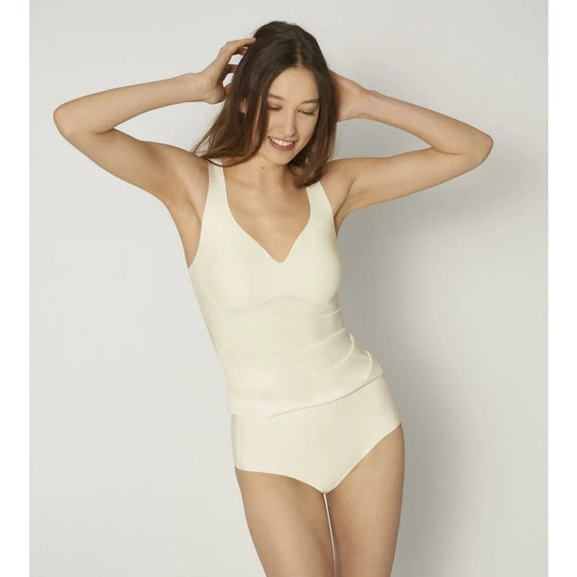 Model in crèmekleurige sloggi ZERO Feel Maxi EX damesslip met hoge taille en glad ontwerp, met bijpassende top. - Jambelles