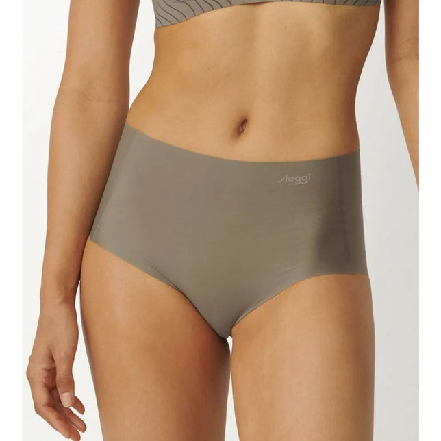 Model draagt een taupekleurige sloggi ZERO Feel Maxi EX damesslip met hoge taille, gladde afwerking en klein logo. - Jambelles