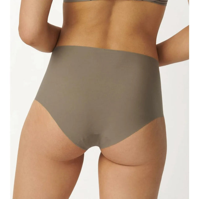 Taupe sloggi ZERO Feel Maxi damesslip, achteraanzicht met hoge taille en naadloze afwerking. - Jambelles