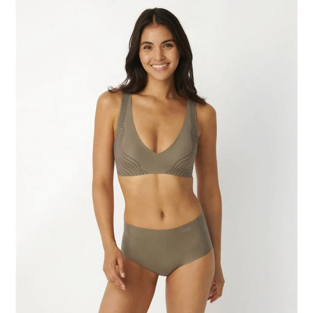 Model draagt de khakikleurige sloggi ZERO Feel Maxi EX damesslip met hoge taille en naadloos, glad ontwerp. - Jambelles