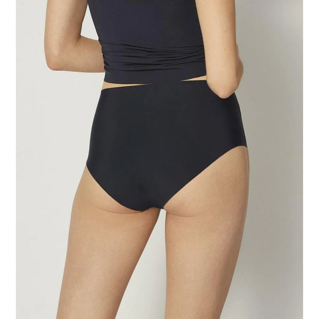 Achteraanzicht van model in zwarte sloggi ZERO Feel Maxi EX damesslip met hoge taille en glad, naadloos ontwerp. - Jambelles
