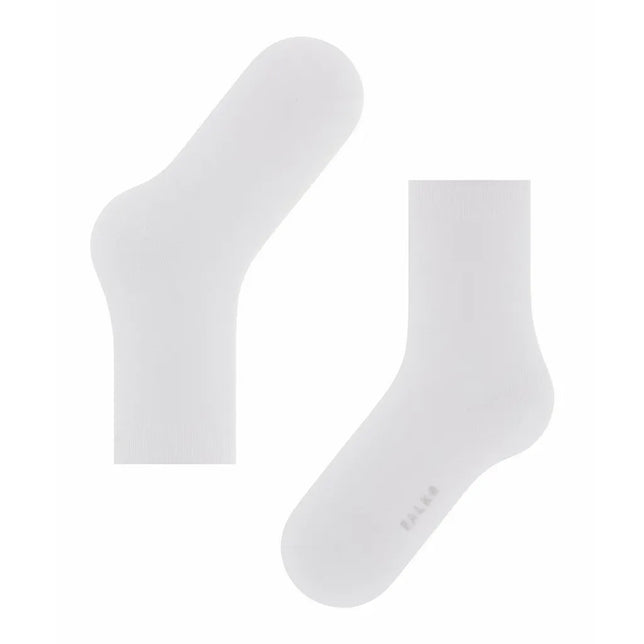 Witte FALKE Cotton Touch SO 47673 damessokken met fijne ribstructuur, getoond vanuit twee hoeken en met logo op de zool - Jambelles