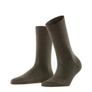 Paar beige FALKE Family SO 46490 damessokken met effen fijngebreid ontwerp en geribde boord. - Jambelles