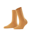 Paar beige FALKE Family SO 46490 damessokken met effen fijngebreid ontwerp en geribde boord. - Jambelles
