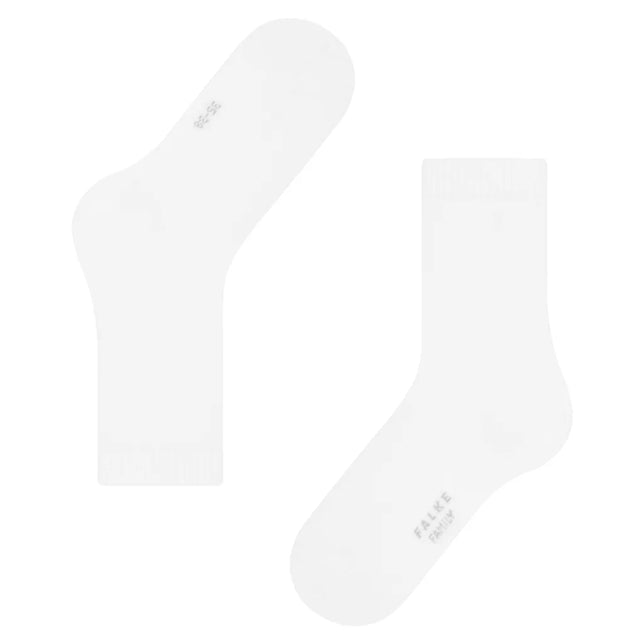 Paar witte FALKE Family SO 46490 damessokken met effen ontwerp, geribde boorden en grijs logo op de zool. - Jambelles