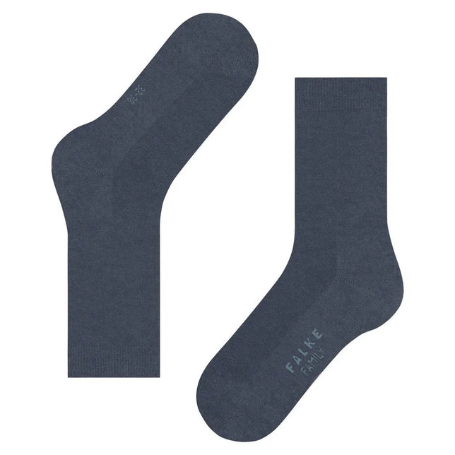 Paar donkerblauwe FALKE Family SO 46490 damessokken met effen ontwerp en logo op de voetzool. - Jambelles