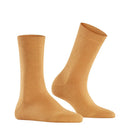 Paar beige FALKE Family SO 46490 damessokken met effen fijngebreid ontwerp en geribde boord. - Jambelles