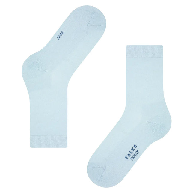 Paar lichtblauwe FALKE Family SO 46490 damessokken met effen design, geribde boord en donkerblauw logo op de zool - Jambelles