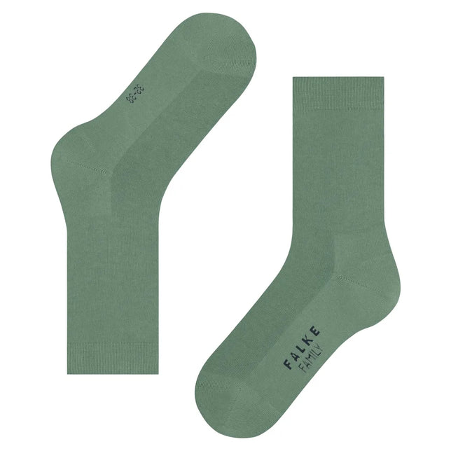 Paar groene FALKE Family SO 46490 damessokken met effen ontwerp, geribde boorden en logo onder de voet. - Jambelles