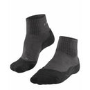 Donkergrijze FALKE TK2 Wool Short damessok 16328 met zwarte verstevigde hiel en teen en grijze merkdetails - Jambelles