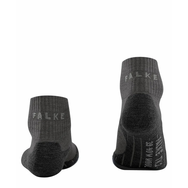 Grijze FALKE TK2 Wool Short damessokken, achteraanzicht met ribstructuur, logo en donker versterkte hiel. - Jambelles
