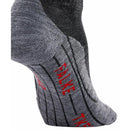 Grijze FALKE TK5 Sh W 16473 damessokken met donkergrijze vlakken, geribde zones en rood FALKE-logo. - Jambelles