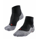 Grijze FALKE TK5 Sh W 16473 damessokken met donkergrijze vlakken, geribde zones en rood FALKE-logo. - Jambelles