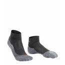 Grijze FALKE TK5 Sh W 16473 damessokken met donkergrijze vlakken, geribde zones en rood FALKE-logo. - Jambelles