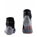 Grijze FALKE TK5 Sh W 16473 damessokken met donkergrijze vlakken, geribde zones en rood FALKE-logo. - Jambelles