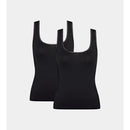Damesmodel draagt een beige sloggi GO Tank Top C2P van biologisch katoen met brede bandjes en ronde hals. - Jambelles