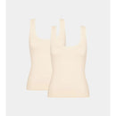 Damesmodel draagt een beige sloggi GO Tank Top C2P van biologisch katoen met brede bandjes en ronde hals. - Jambelles