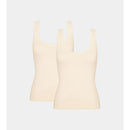 Damesmodel draagt een beige sloggi GO Tank Top C2P van biologisch katoen met brede bandjes en ronde hals. - Jambelles