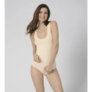 Damesmodel draagt een beige sloggi GO Tank Top C2P van biologisch katoen met brede bandjes en ronde hals. - Jambelles