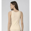 Damesmodel draagt een beige sloggi GO Tank Top C2P van biologisch katoen met brede bandjes en ronde hals. - Jambelles