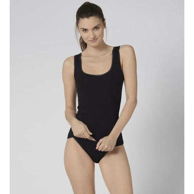 Model in zwarte sloggi GO Tank Top C2P met brede bandjes, ronde hals, kanten rand en bijpassende slip. - Jambelles