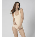 Damesmodel draagt een beige sloggi GO Tank Top C2P van biologisch katoen met brede bandjes en ronde hals. - Jambelles