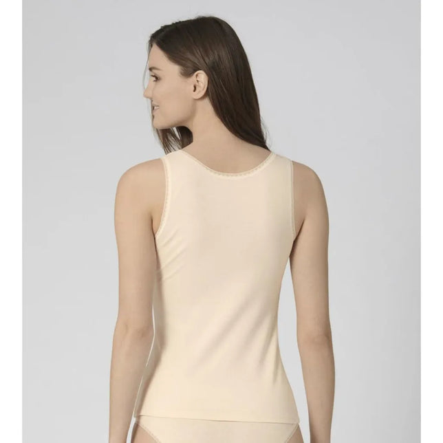 Model van achteren in beige sloggi GO Tank Top C2P, een mouwloos damestopje met ronde hals en aansluitende pasvorm - Jambelles