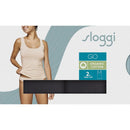 Damesmodel draagt een beige sloggi GO Tank Top C2P van biologisch katoen met brede bandjes en ronde hals. - Jambelles