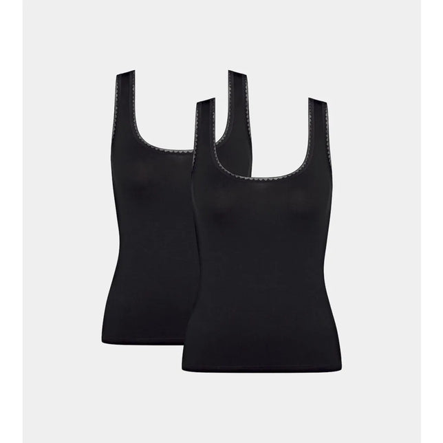 Twee zwarte sloggi GO Tank Top C2P damestopjes met brede bandjes, ronde hals en subtiele sierrand. - Jambelles