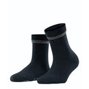 Falke dames Anti-Slip Cuddle Pads 47540 in zwart, met grijze geribde boord en antislipstippen op de zool. - Jambelles