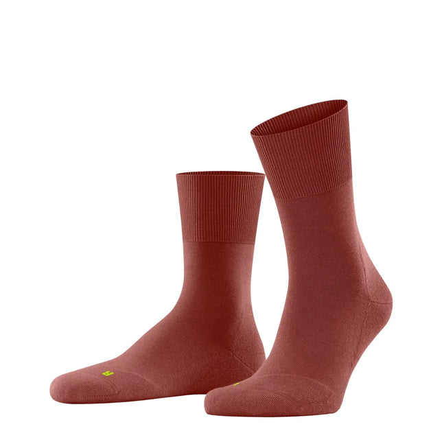 Paar Falke Run Sock 16605 dames- en herensportsokken in roestbruin met geribde boord en kleine neongele details. - Jambelles