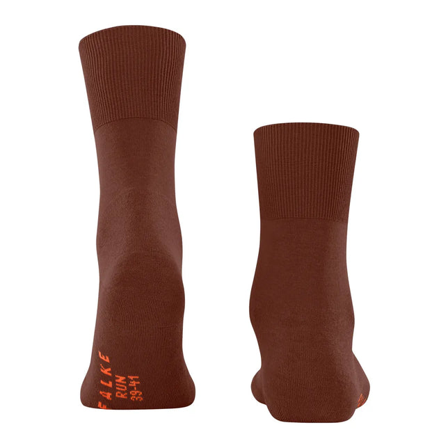 Paar bruine Falke Run Sock 16605 sport­sokken met geribde boord en oranje logo bij de hiel. - Jambelles