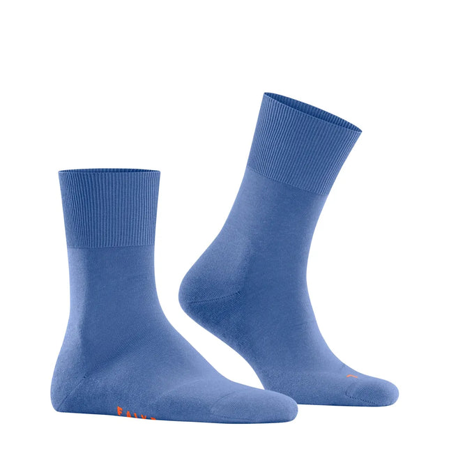 Paar blauwe Falke Run Sock 16605 dames- en herensportsokken met geribde boord en oranje logodetails - Jambelles