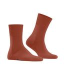 Paar Falke Run Sock 16605 sportsokken voor dames en heren in roestbruin, met geribde boorden en blauwe logodetails. - Jambelles