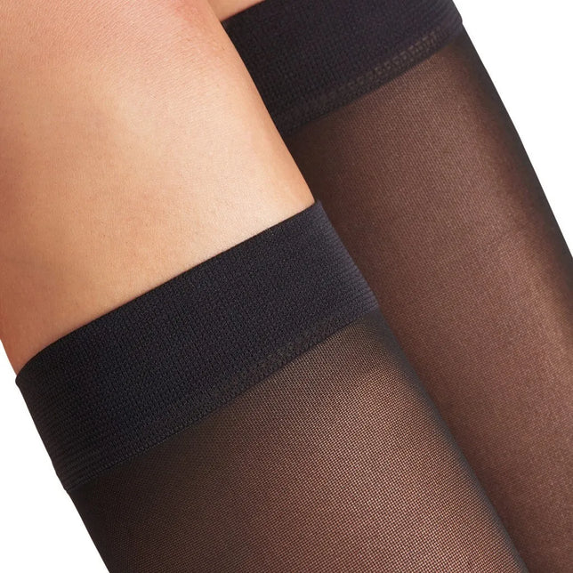 Zwarte transparante Falke dameskniekousen Energize Kneehigh 30 41763 met brede, ondoorzichtige boord. - Jambelles